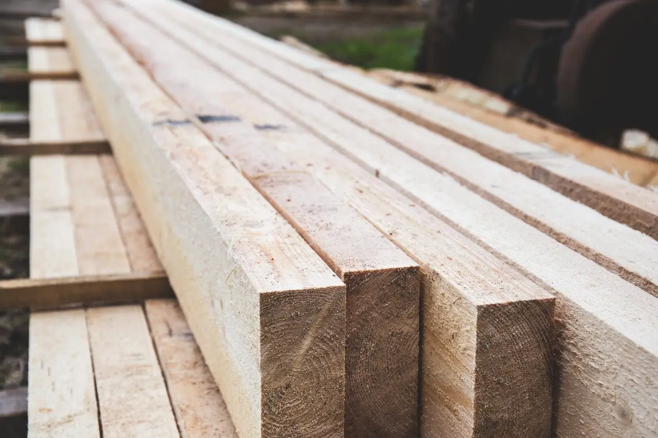 A stack of sawn timber lengths with the cut ends facing the camera